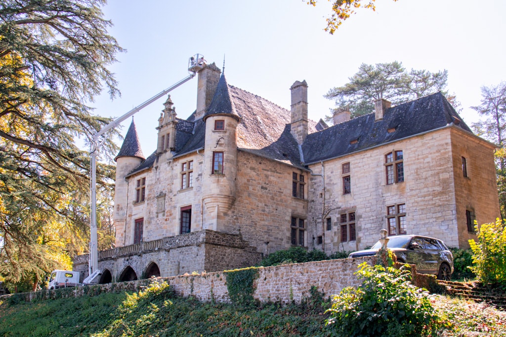 Château de Pazayac with cherry picker